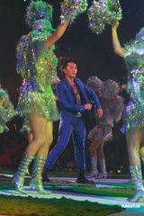 组图：郑伊健开唱遭催婚 女友蒙嘉慧到场欣赏