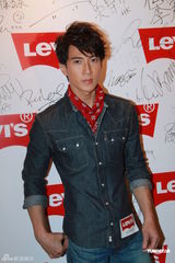 组图：吴尊牛仔装出席活动 谈及生日感动不已