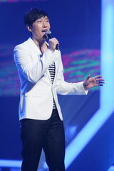 高清组图：新浪网络盛典 满江献唱《中华诵》