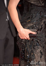 组图：刘雯走红毯骨感秀美背 邦女郎大秀丰满半球