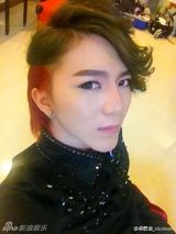 组图：好声音视觉美男梁君诺私照 网曝整容传言