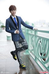 组图：炎亚轮精美写真 享受刻骨铭心恋爱