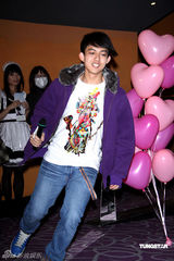 幻灯图：林宥嘉体验一日宅男 与可爱女仆同看电影