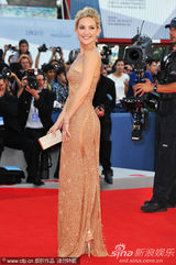 凯特-哈德森威尼斯电影节红毯性感秀美背