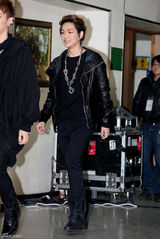 组图：韩国人气男组合SHINee首次开个唱