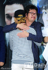 组图：《华颐》主创与观众互动 吕珍九抱粉丝