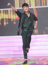 组图：迟帅回《小神龙》做评委台上热舞