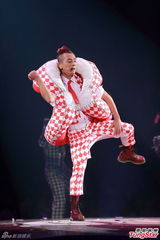 组图：古惑仔五子开唱显本色 伊健小春示爱太太