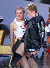 组图：塞勒斯开唱秀长腿 男女通吃与辣妹调情