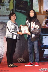 组图：萧敬腾亮相签书会长发飘飘 粉丝挤爆现场