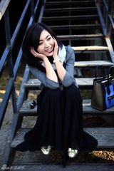 组图：张馨心户外写真 清新可人自然本色