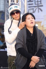 罗志祥新书大卖欲购名车 罗妈捐两百万做公益(图)