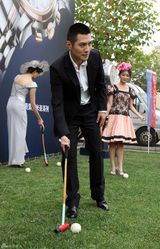 组图：严宽亮相马球公开赛 举止绅士儒雅帅气