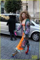 组图：gaga豪迈敞胸半遮垂乳