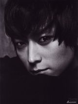 高清组图：韩星姜东元视觉系写真 变身华美眼线男