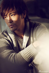 组图：许绍洋写真大片变身忧郁大叔