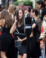 组图：娜奥米-沃茨为《戴安娜》染黑发 美丽依旧