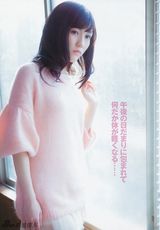 组图：AKB48成员渡边麻友冬季温暖写真似洋娃娃