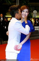 组图：王宝强戛纳红毯跪地示爱激吻娇妻