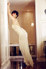 组图：袁莉广告大片曝光 迷离眼神傲人身材吸睛