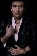 组图：唐文龙硬汉造型拍杂志 眼神犀利展魅力