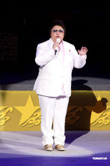 幻灯图：许志安同韩红红馆献唱 强调两人是兄妹