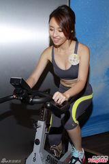 组图：候选港姐跑步抖胸 踏单车俯身秀乳沟