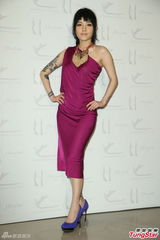 组图：范晓萱出席服装秀 大秀手臂劲酷纹身