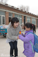 组图：陈紫函生日访特困生 望友人捐钱救助流浪狗