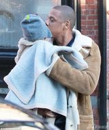 组图：碧昂斯一家白宫赴宴 JayZ吻女儿父爱满满
