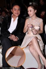 组图：李小璐摸张庭孕腹沾喜 身体抱恙当场呕血