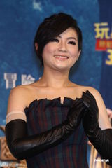 组图：Selina忍酷暑扮苏格兰公主配音动画片