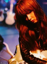 组图：佐佐木希玩变装秀 穿旗袍抱熊猫