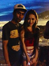 组图：孙敬媛白裙露背装性感 与泰国型男合影