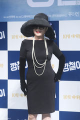 独家高清：刘亚仁牵手金海淑宣传新片《强哲》