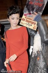 组图：姚晨亮相巴黎时装周 橘红色礼服时尚修身