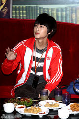 幻灯：电影《消失打看》热拍 棒棒堂王子变宅男