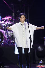 组图：刘思涵白衬衫酷帅开唱 回娘家谢粉丝