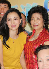 组图：《买房夫妻》小陶虹婆婆走秀捧场