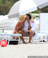 组图：球星法尔考海中爱抚娇妻 舔肚脐极度高调