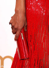 组图：艾美奖红毯 凯丽-华盛顿浓妆艳抹闪耀红裙