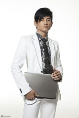 高清图：吴奇隆写真登封面 跨界制片显成熟睿智