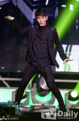 组图：EXO办回归秀咆哮掀高潮 女歌迷激动晕倒