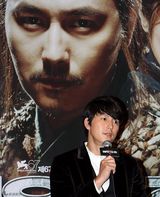 组图：《剑雨》韩国首映 主演郑雨盛帅气亮相