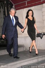 组图：道格拉斯紧握爱妻晒幸福 泽塔琼斯黑裙高贵