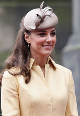 组图：威廉王子晋封王妃现身笑容甜美