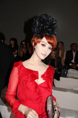 组图：范冰冰现身巴黎时装周 变身火红美少女