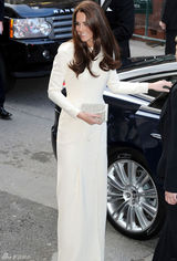 高清图：英国王妃凯特白色高开衩长裙端庄迷人