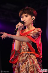 组图：戴佩妮开唱秀双重安全裤 男友捧场