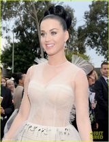 组图：水果姐收胸甜笑 超薄音符白裙透视可见